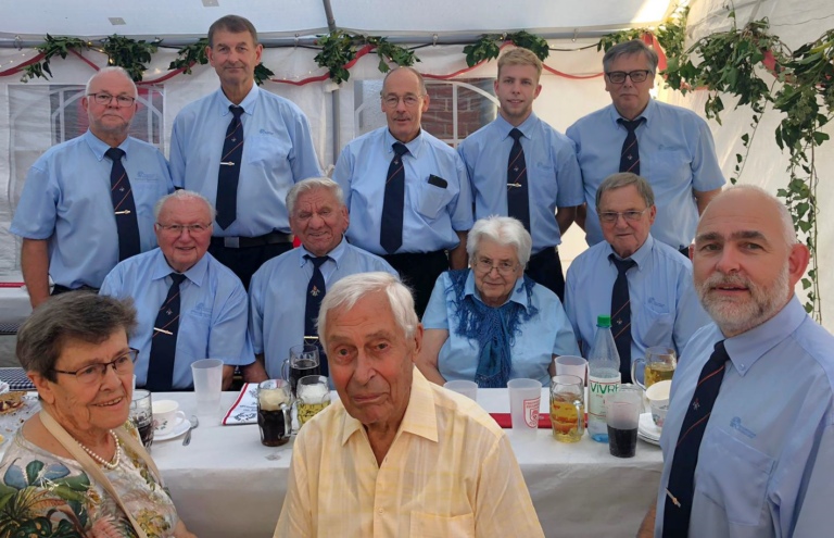 gruppenbild teilnehmer nach stenn zum 100. jubiläum der ff stenn + 25 jahre jf hell